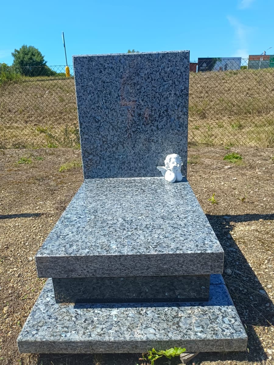 Nagrobek pojedynczy – jasny granit